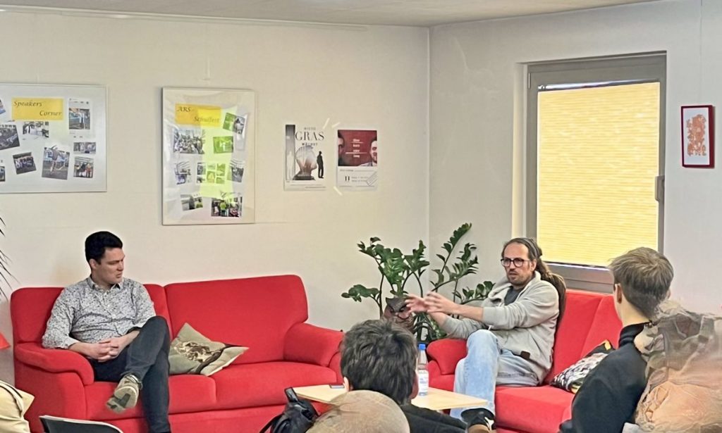 Diskussionsrunde auf dem roten Sofa