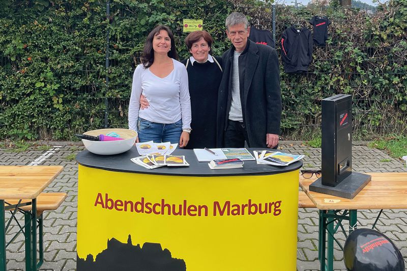 Stand der Abendschulen beim Straßenfest St. Jost