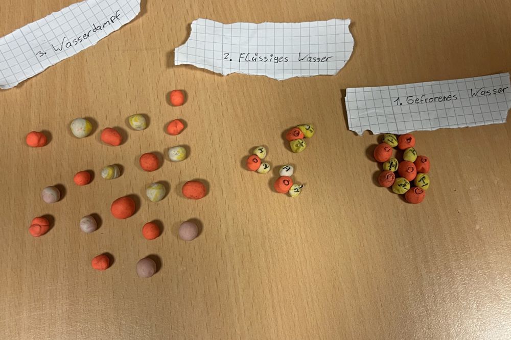 Studierende der H1 beim Modellieren im Fach NAWI