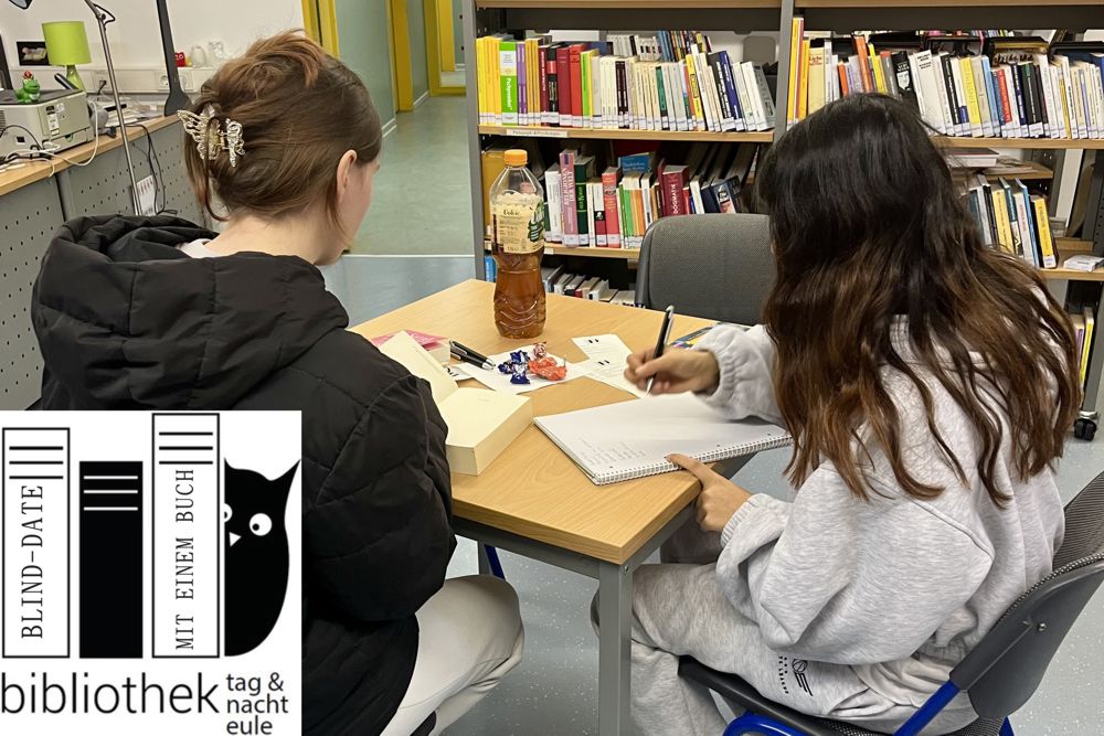 Zwei Schülerinnen beim „Blind Date mit einem Buch“