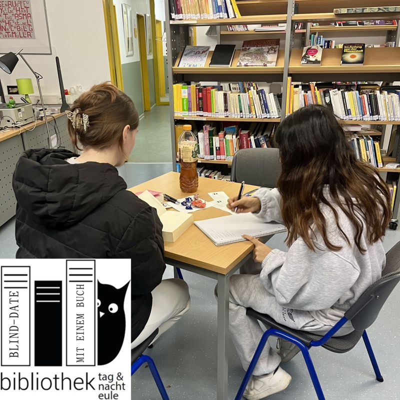 Zwei Schülerinnen beim „Blind Date mit einem Buch“