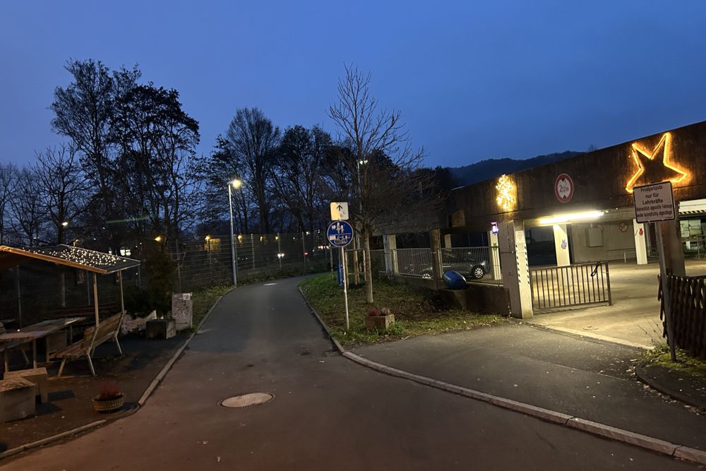 Raucherplatz mit Weihnachtsdekoration bei Marburg b(u)y night