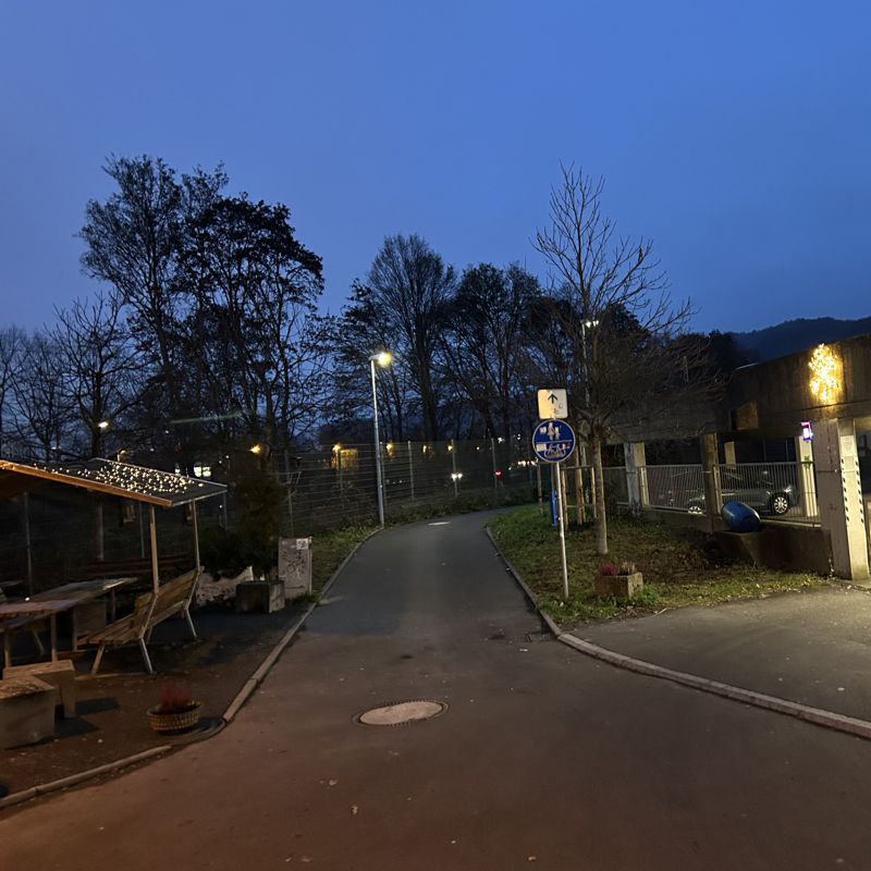 Raucherplatz mit Weihnachtsdekoration bei Marburg b(u)y night