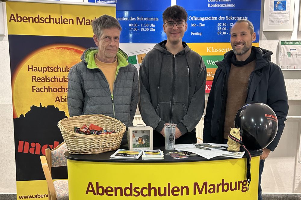 Studierende und Kollegen am Infostand