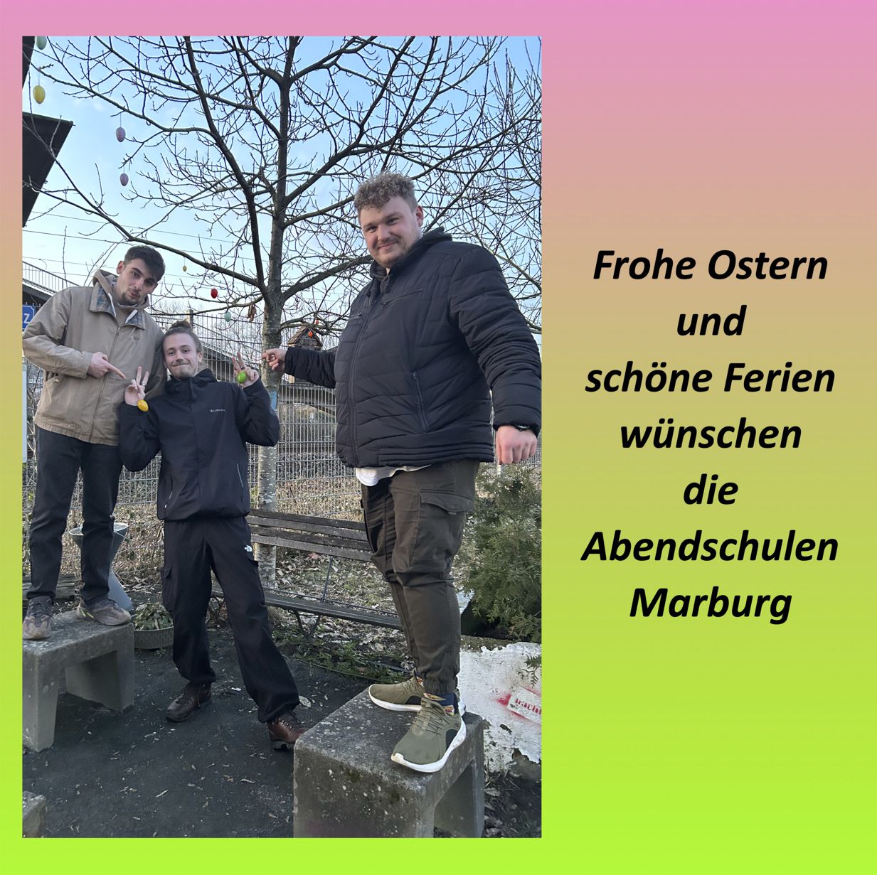 Musikkurs hängt Ostereier auf