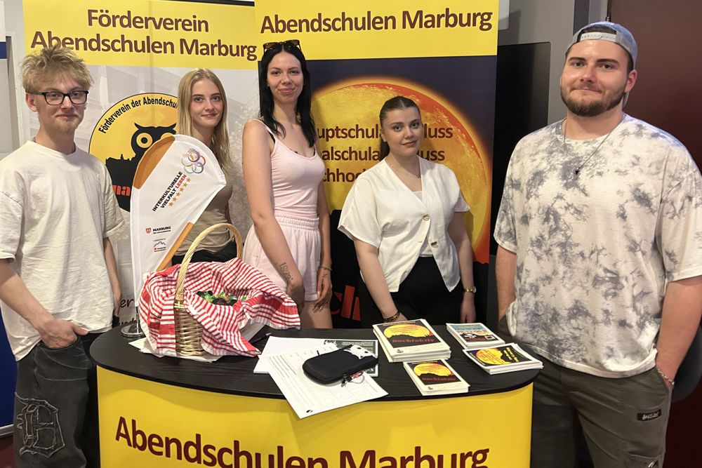 Studierende der R2V am Messestand