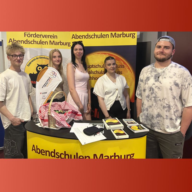 Studierende der R2V am Messestand