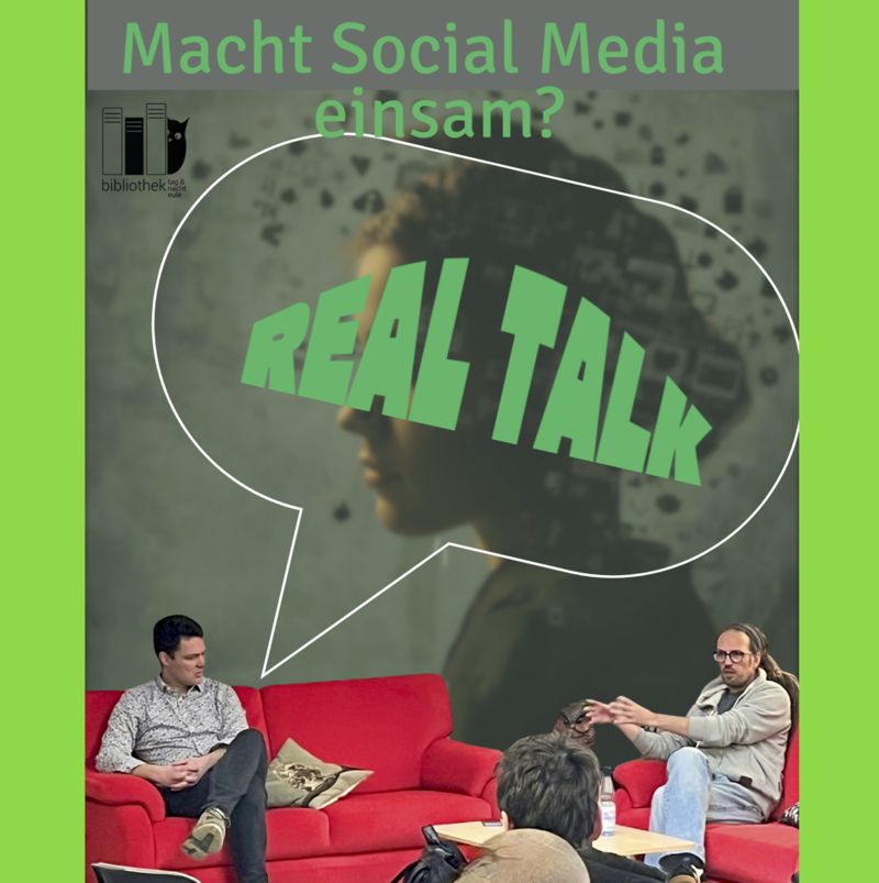 Diskussionsrunde auf dem roten Sofa